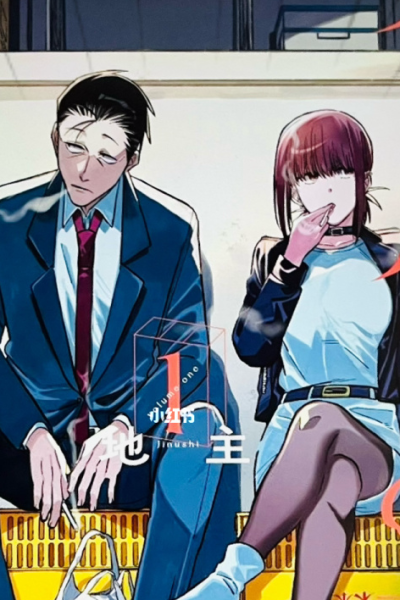 在超市后门吸烟的二人